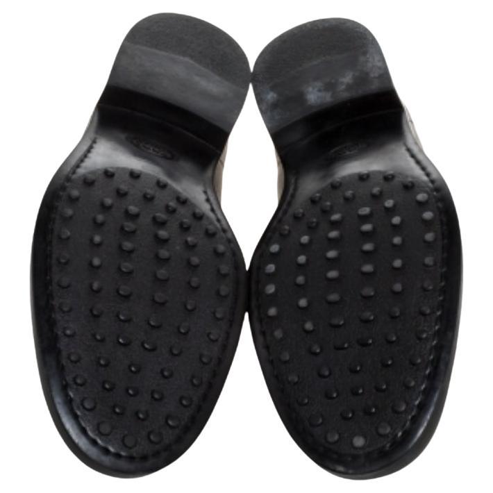 Stylish and super comfortable, this pair of loafers by Tod's will make a great addition to your shoe collection. They have been crafted from leather and styled with Penny keeper straps. Leather insoles and rubber pebbling on the outsoles complete