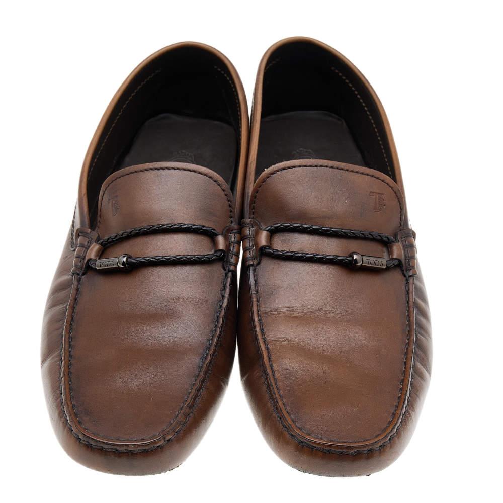 There is nothing more comfortable and stylish than a pair of loafers like these Tod's ones. Fashioned in a neat silhouette, this pair has a leather body and comes with the metal accents at the vamps. It is finished with subtle, neat stitch detailing