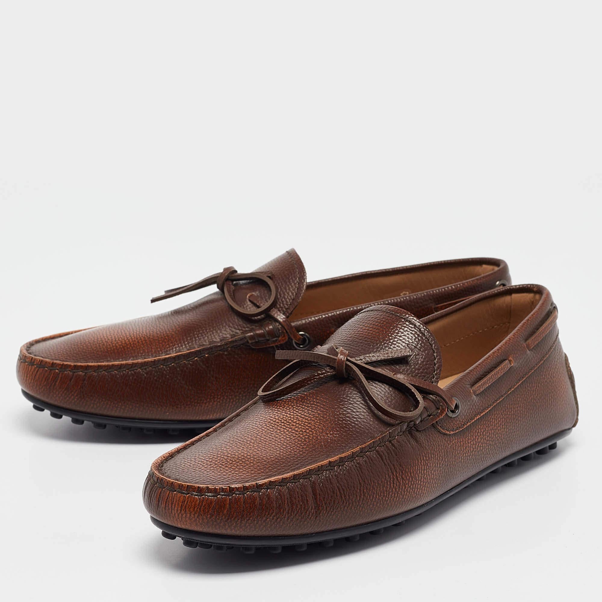 These loafers from Tods are not only high in appeal but also very skilfully made. The brown leather loafers have a comfortable shape and will complement any look.
