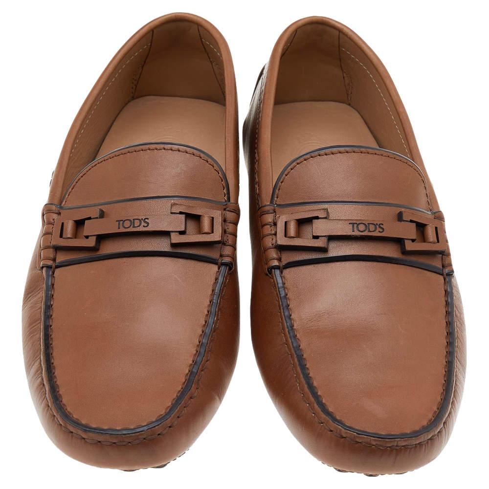 Designed in a very unique and eye-catching style by Tod's, these loafers are sure to be a conversation starter. Crafted from brown leather, these loafers feature Horsebit on the vamps and low heels. Complete with leather-lined insoles, they are