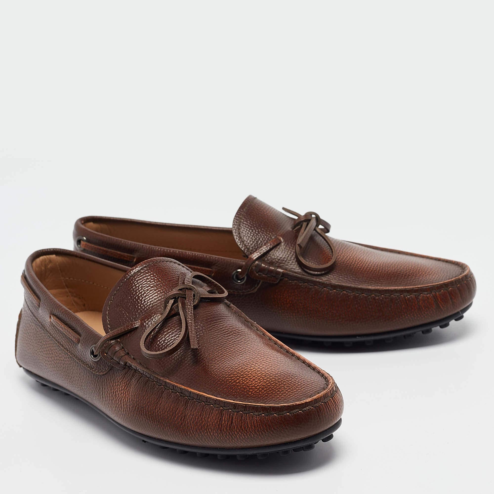 Tod's Brown Leather Slip On Loafers Size 39.5 In Excellent Condition For Sale In Dubai, Al Qouz 2