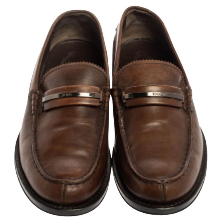 Elegantes y supercómodos, este par de mocasines de Tod's serán un gran complemento para tu colección de zapatos. Se han confeccionado en piel y llevan un elegante detalle de logotipo en los empeines. Las plantillas de cuero y el granulado de goma de