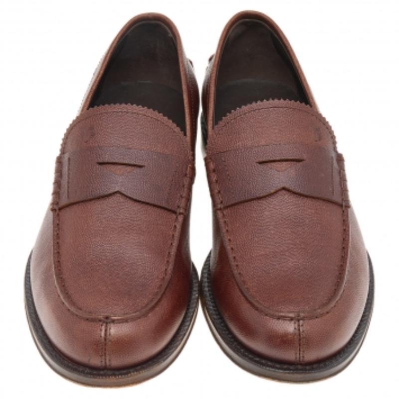 In-House Design, con il suo design pratico e l'estetica di classe, fa in modo che il tuo ensemble per il giorno appaia semplicemente raffinato! Questi mocassini di Tod's sono realizzati in pelle marrone e presentano uno stile slip-on. Abbinali ai