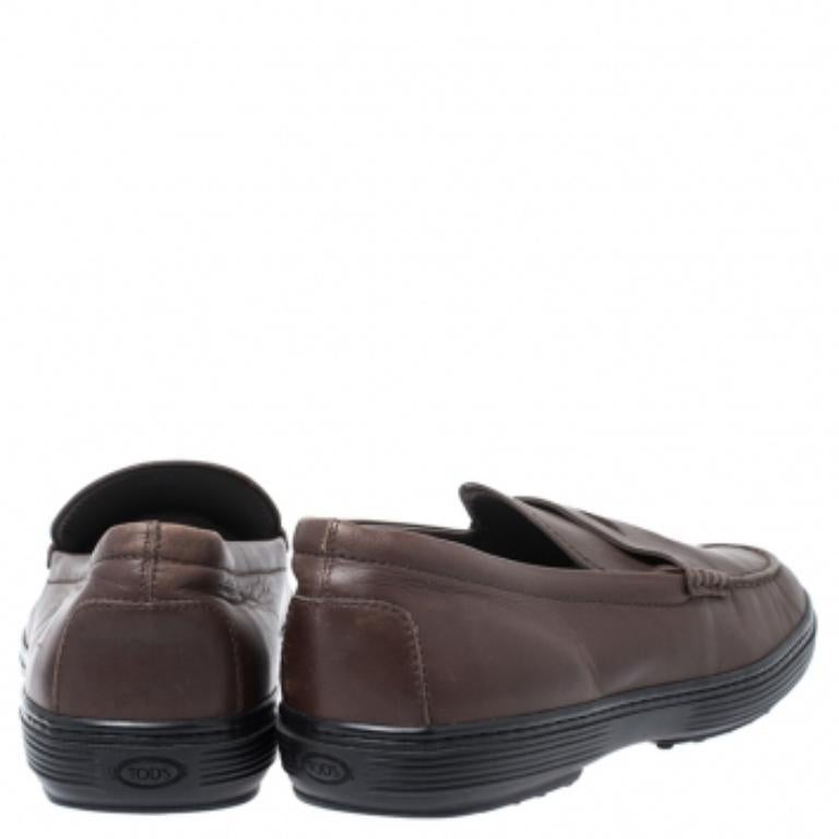 Mocassini Tod's in pelle marrone Taglia 44 in vendita 1