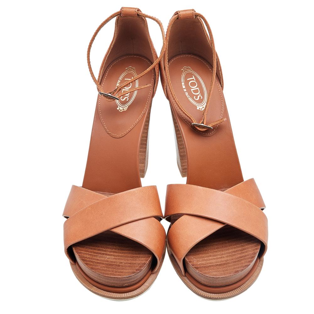These fashionable sandals from Tod's can give your entire ensemble a makeover. A perfect blend of comfort and style, these leather sandals are just what you need for a day event or even an evening engagement. These sandals are styled with block