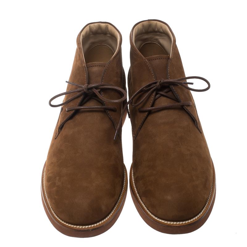 These Chukka ankle boots from the house of Tod's is brilliantly crafted in a rich brown nubuck, completed with round toe and lace-ups for a casual feel. Finished with contrast stitch detailing, this pair is set on a rubber sole and a slight heel for