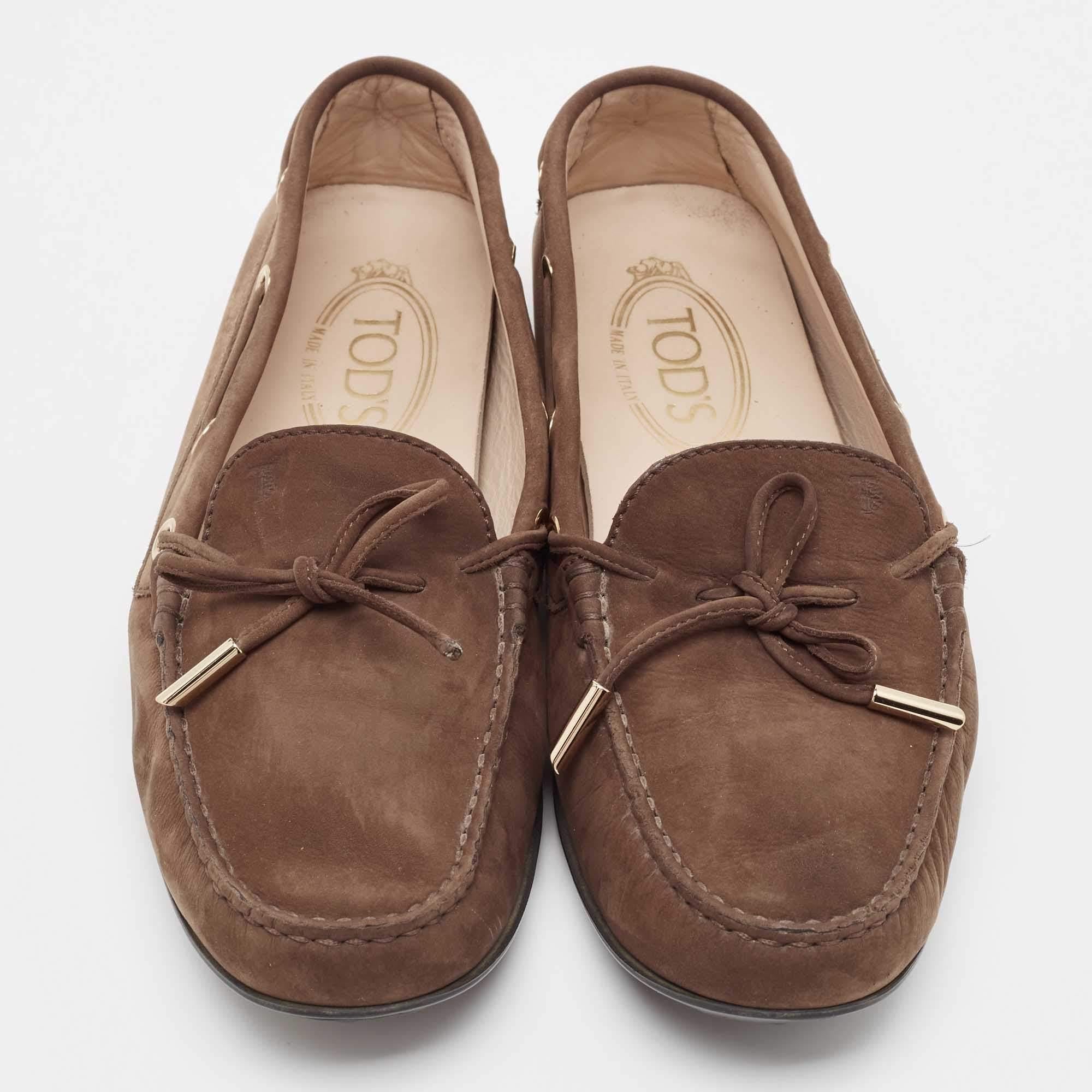 Tod's Brown Nubuck Leather Gommino Loafers Size 39.5 In Good Condition For Sale In Dubai, Al Qouz 2