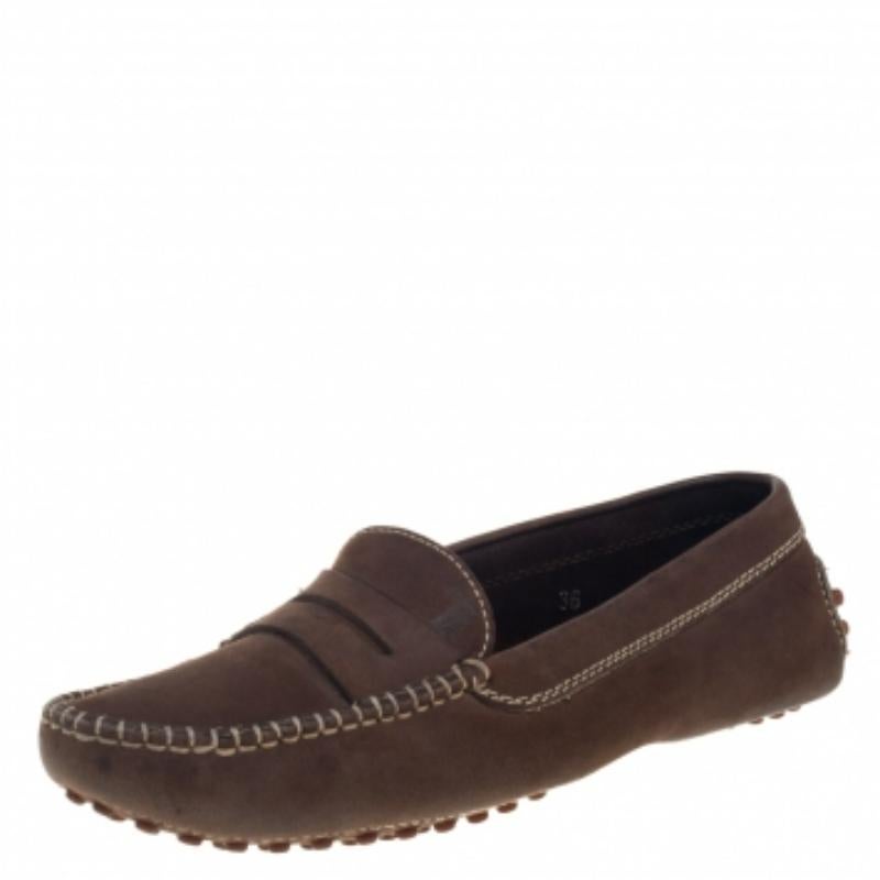 Sleek and luxe, these loafers by Tod's will enhance your outfits by giving them an edge. Meticulously crafted from nubuck, they carry fine stitching and penny keeper straps. The pair is complete with comfortable leather insoles and pebbled outsoles.