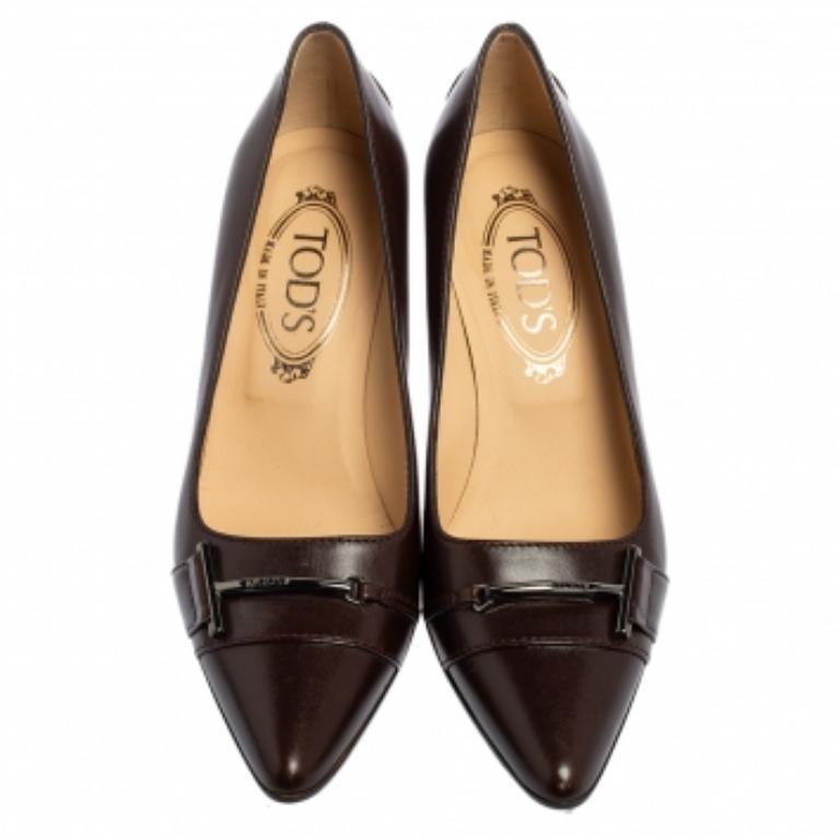 Très confortable et pleine de style, cette paire d'escarpins signée Tod's s'associera sans effort à vos tenues formelles ou à vos vêtements de travail. Confectionnées en cuir, elles sont dotées de bouts pointus, de talons de 7 cm et de semelles