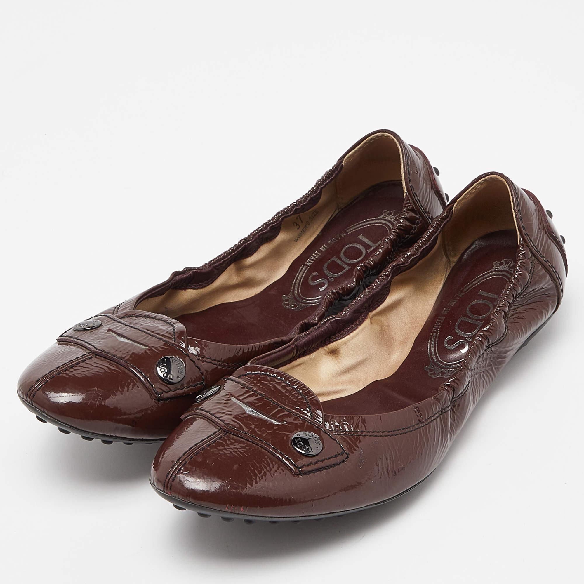 These scrunch ballet flats from Tods are a must have in your wardrobe. Keep your comfort to a maximum with these beautiful patent leather flats. The pebbled rubber soles add ease and durability to this lovely pair.