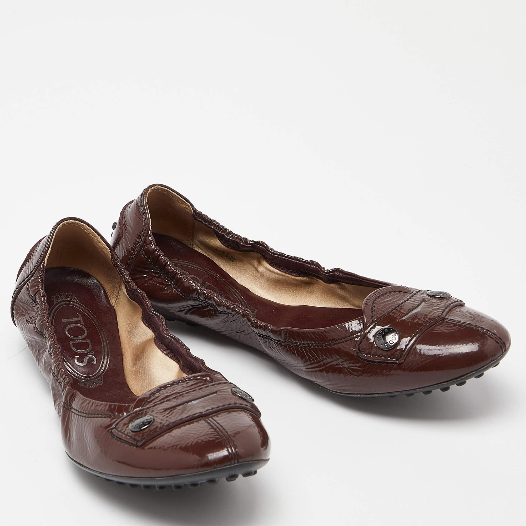Tod's Brown Patent Leather Scrunch Ballet Flats Size 37 In Good Condition For Sale In Dubai, Al Qouz 2