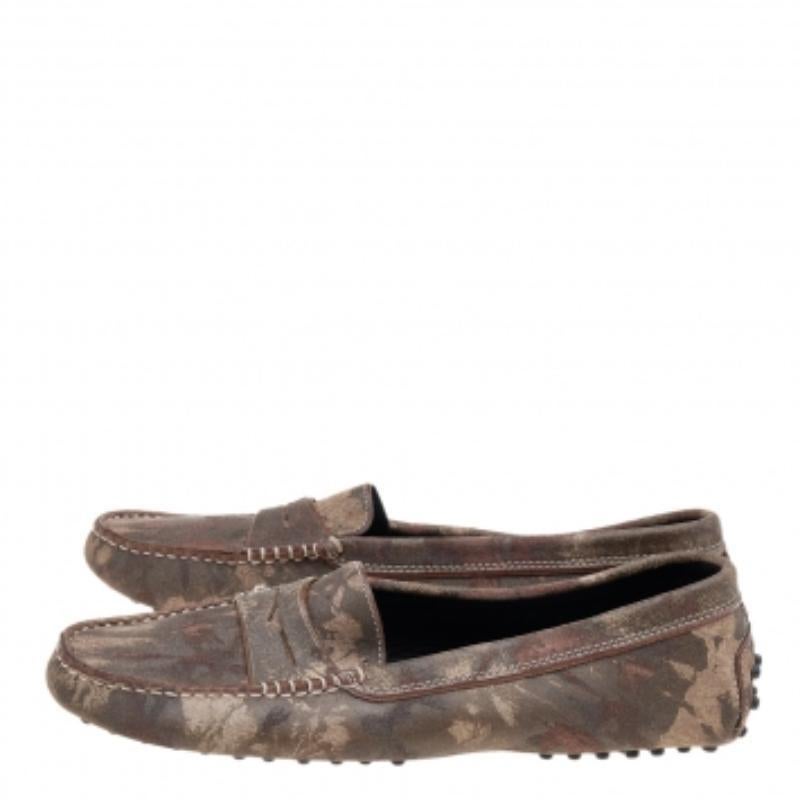 There is nothing more comfortable and stylish than a pair of loafers like these Tod's ones. Fashioned in a neat silhouette, this pair has a printed suede body and comes with the signature penny straps at the vamps. It is finished with subtle, neat