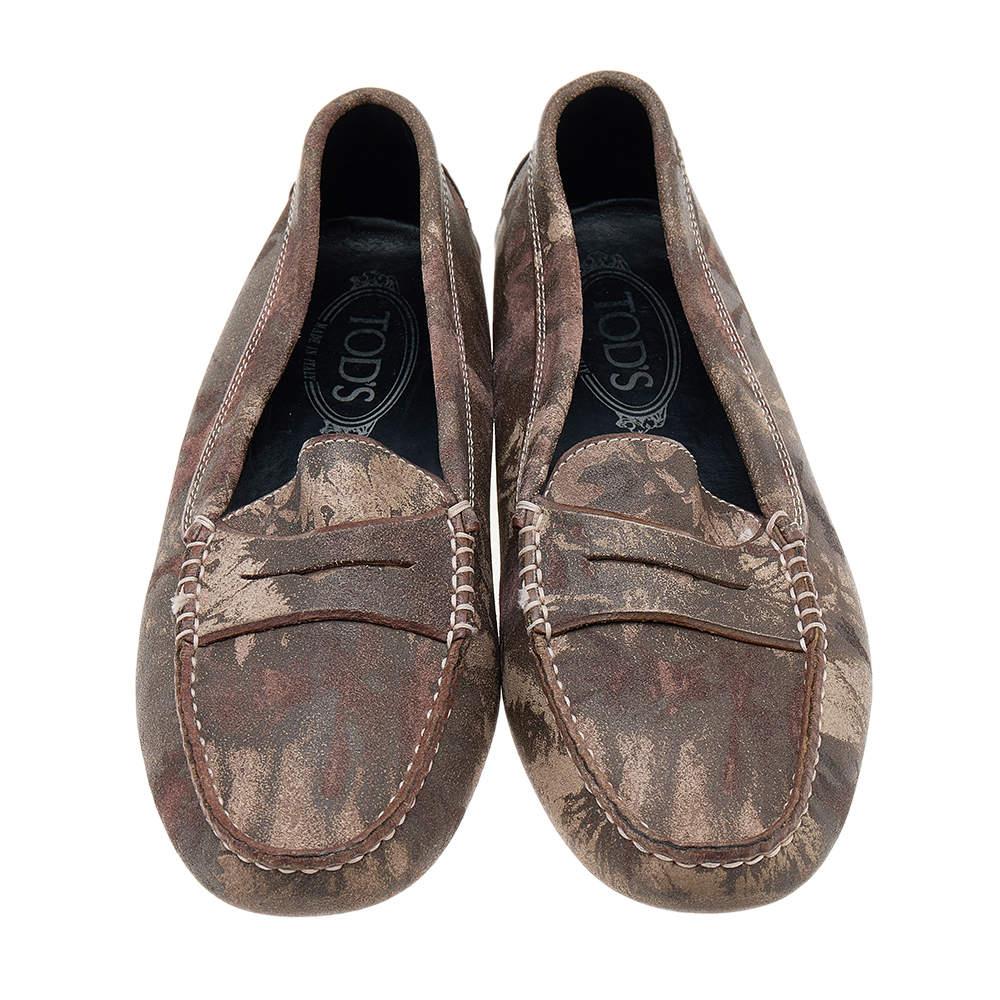 There is nothing more comfortable and stylish than a pair of loafers like these Tod's ones. Fashioned in a neat silhouette, this pair has a printed suede body and comes with the signature penny straps at the vamps. It is finished with subtle, neat