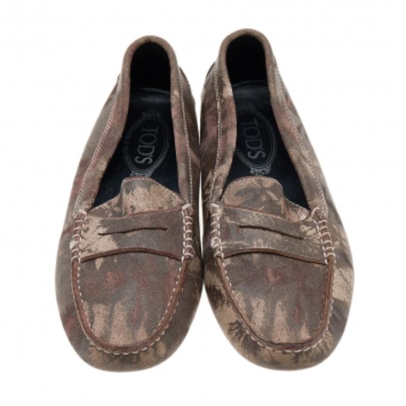 Tod's Brown Printed Suede Slip On Loafers Size 39 In Good Condition For Sale In Dubai, Al Qouz 2