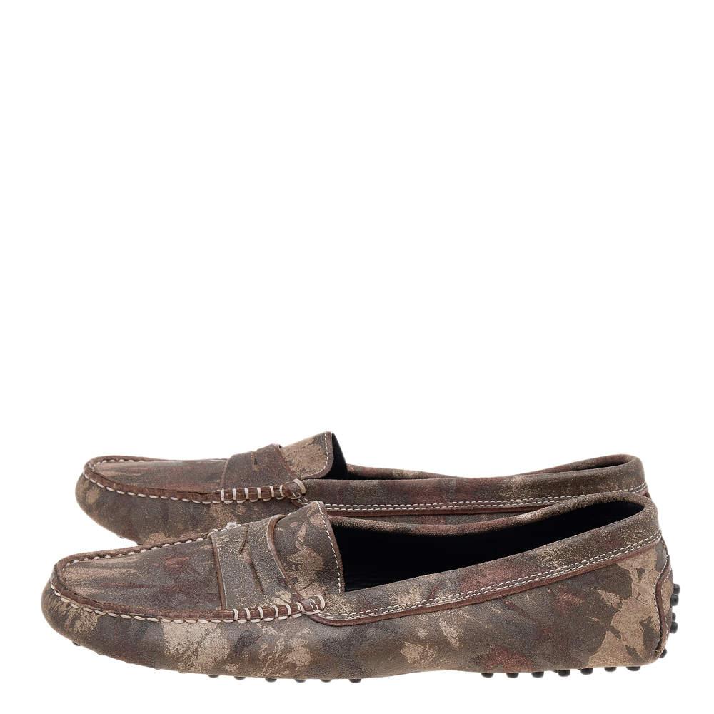 Tod's Brown Printed Suede Slip On Loafers Size 39 In Good Condition For Sale In Dubai, Al Qouz 2