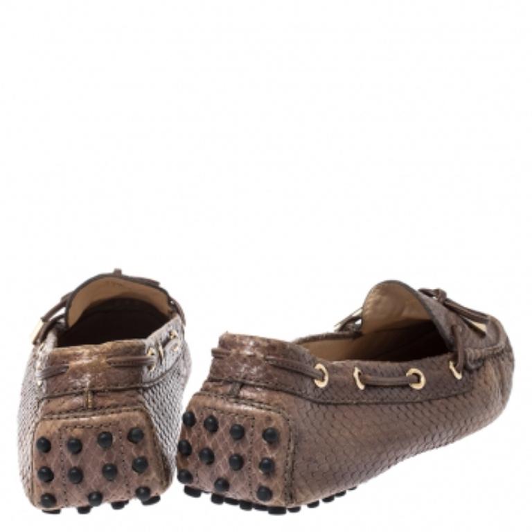 Tod's - Mocassins avec nœud en cuir python marron Taille 39.5 État moyen - En vente à Dubai, Al Qouz 2