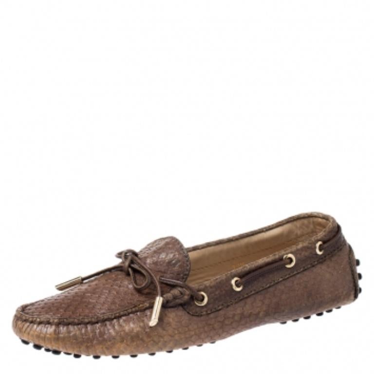 Tod's - Mocassins avec nœud en cuir python marron Taille 39.5 en vente 2