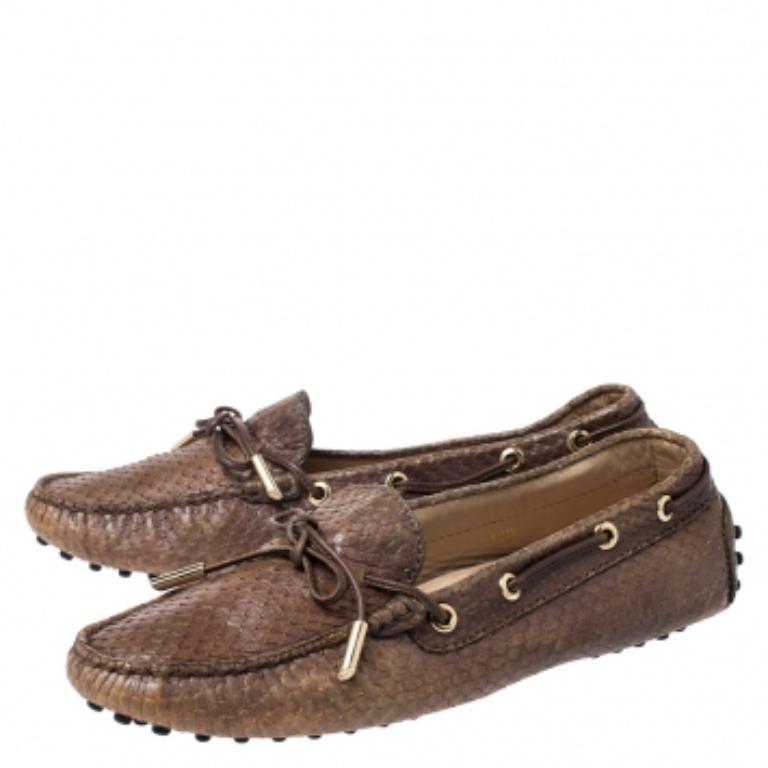 Tod's - Mocassins avec nœud en cuir python marron Taille 39.5 en vente 3