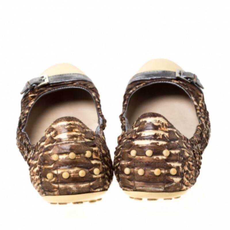 Tod's - Ballerines en cuir verni python marron Taille 38 Pour femmes en vente