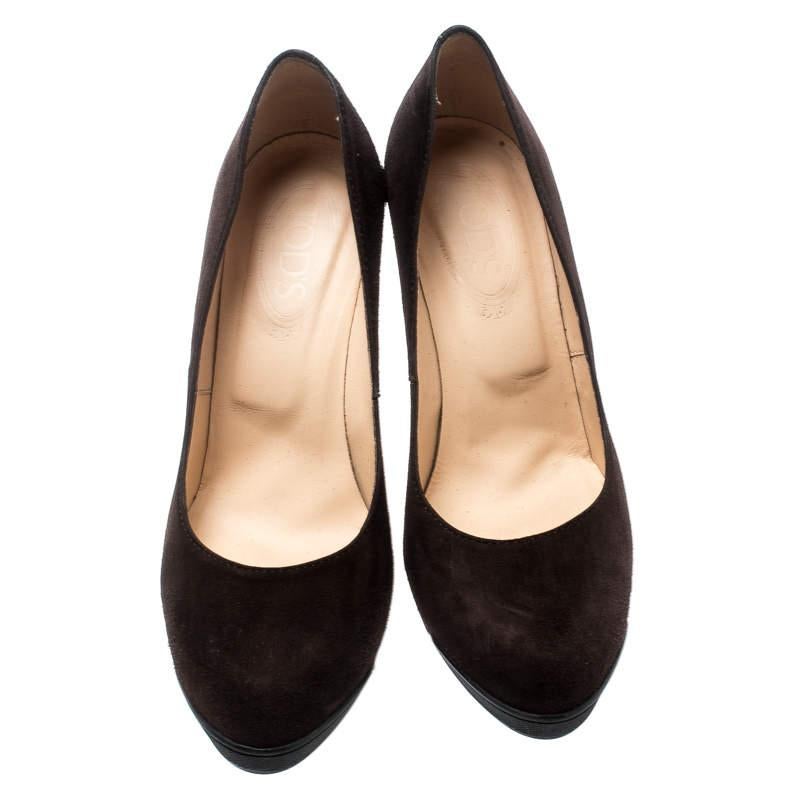 Eleganti e graziose, queste décolleté di Tod's sono nate per stupire! Queste décolleté marroni sono realizzate in pelle scamosciata e hanno la punta a mandorla. Sono dotate di comode solette foderate in pelle e di un tacco di 10 cm. Saranno