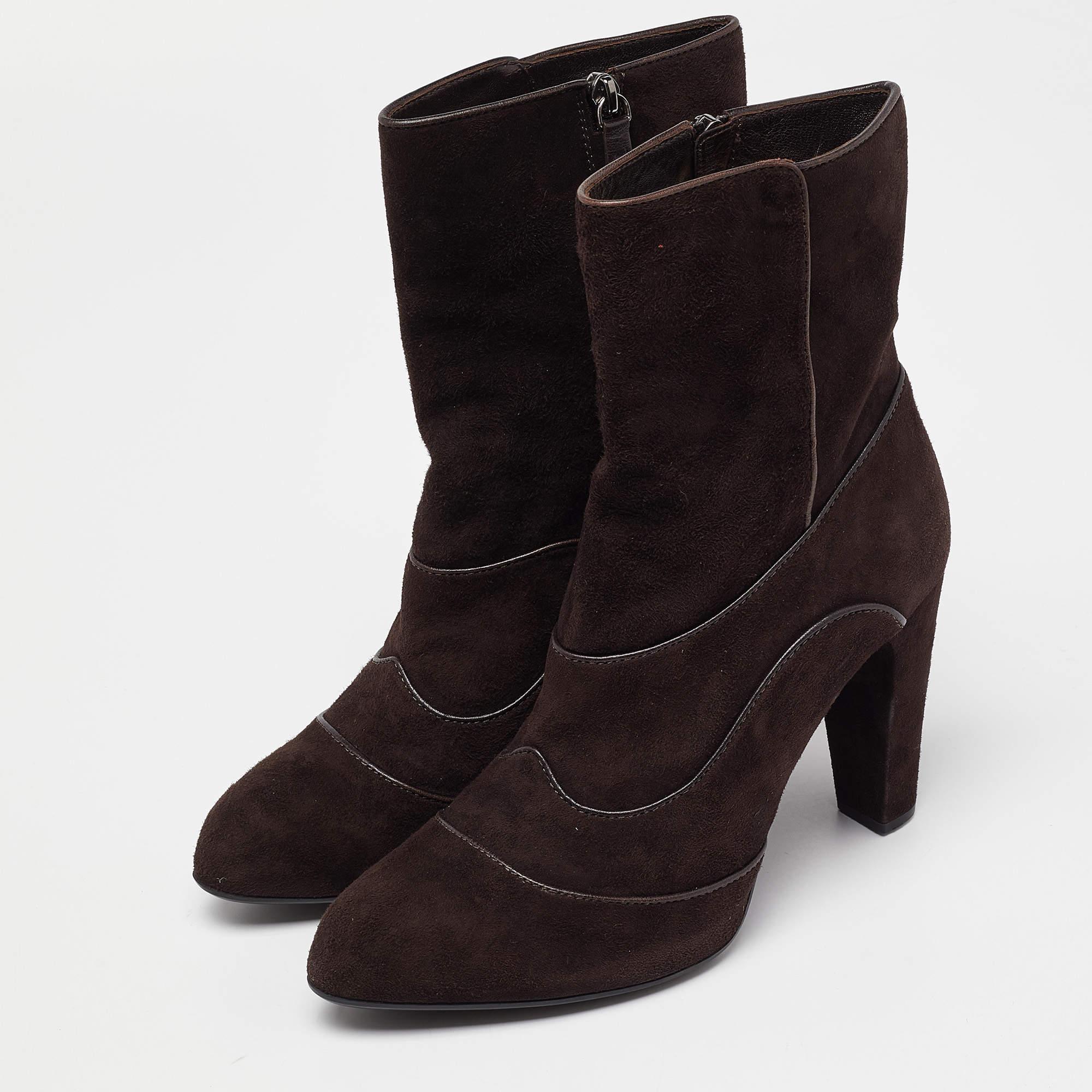 Diese sorgfältig entworfenen Stiefel haben eine elegante Silhouette und sind stilvoll. Sie verfügen über bequeme Einlegesohlen und strapazierfähige Laufsohlen für eine lange Lebensdauer. Diese Stiefel sind einfach umwerfend und Sie müssen sie