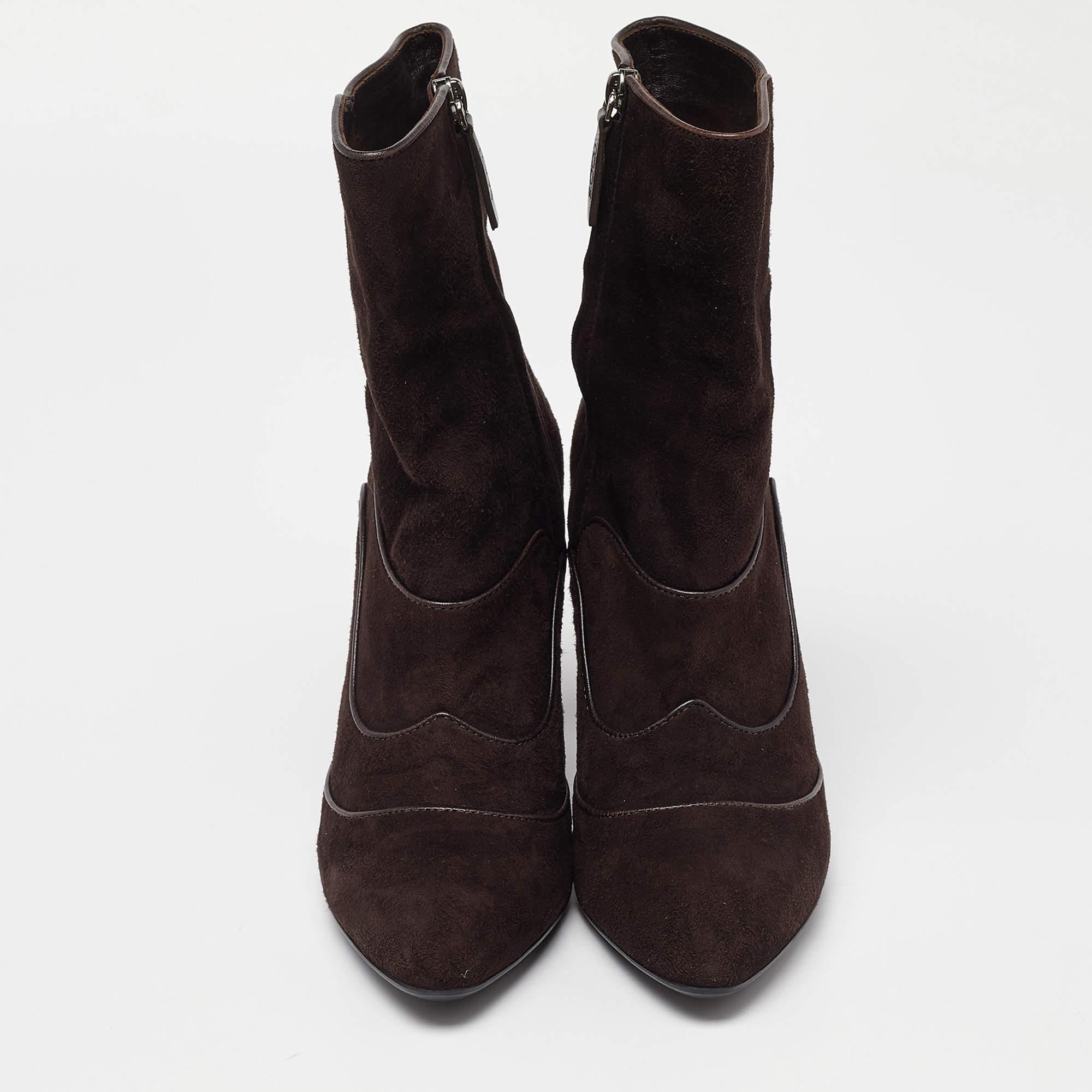 Tod's Braune Wildlederstiefel Größe 40 (Schwarz) im Angebot