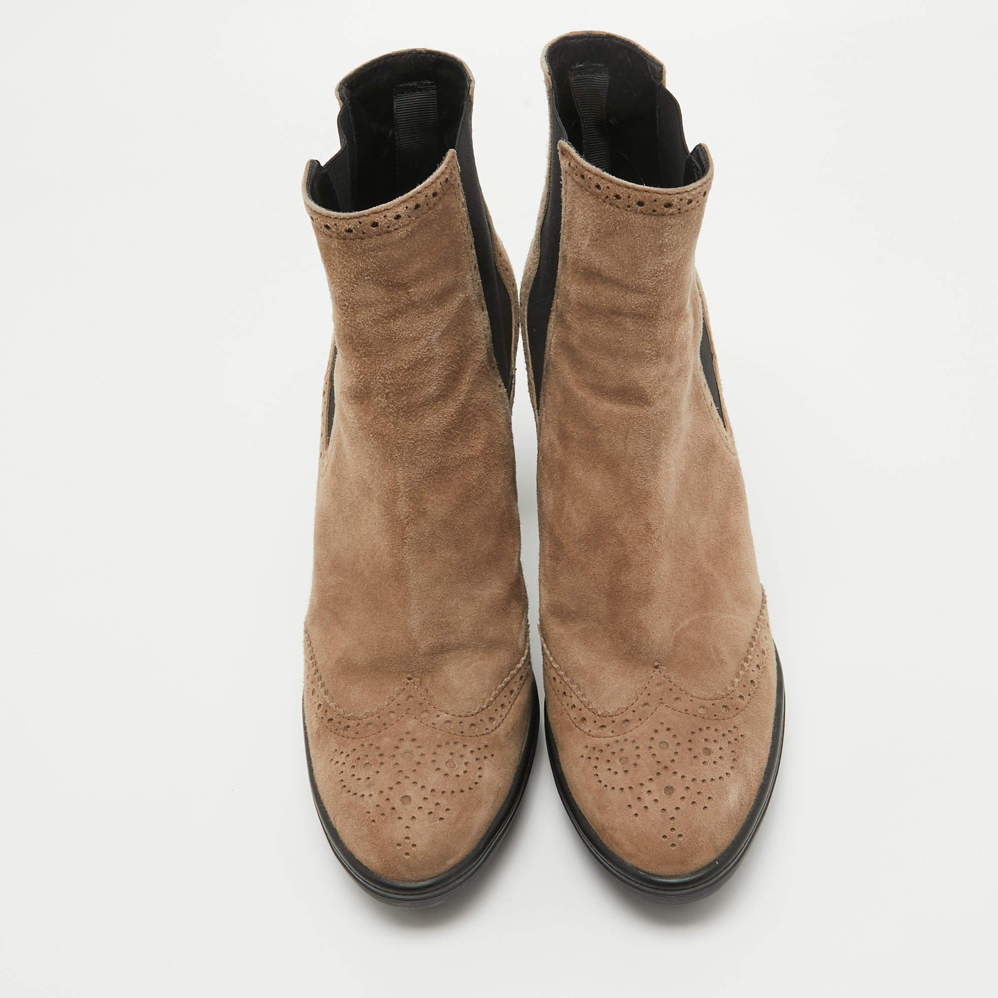 Tod's Braune Wildlederstiefel Größe 41 im Zustand „Gut“ im Angebot in Dubai, Al Qouz 2