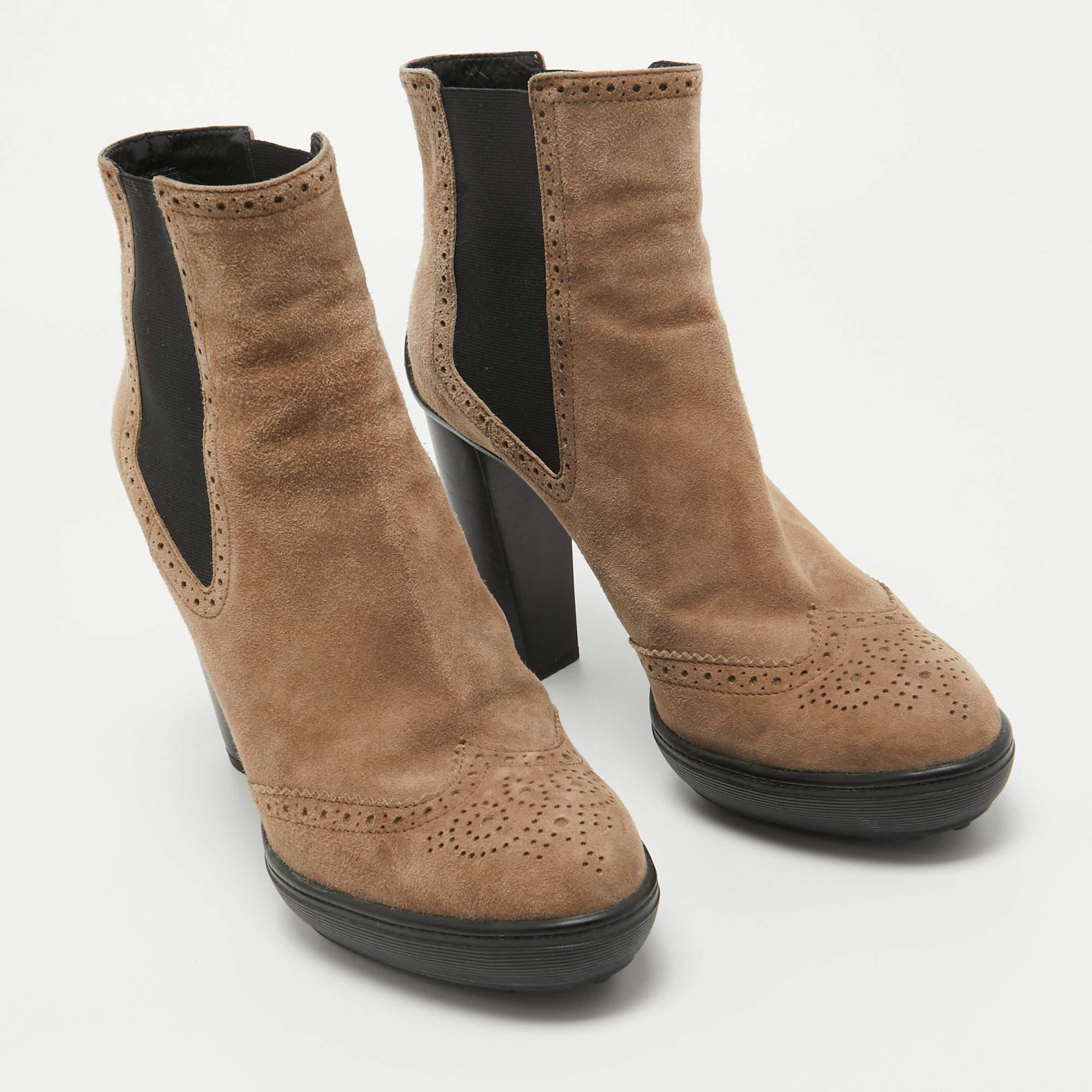 Tod's Braune Wildlederstiefel Größe 41 Damen im Angebot