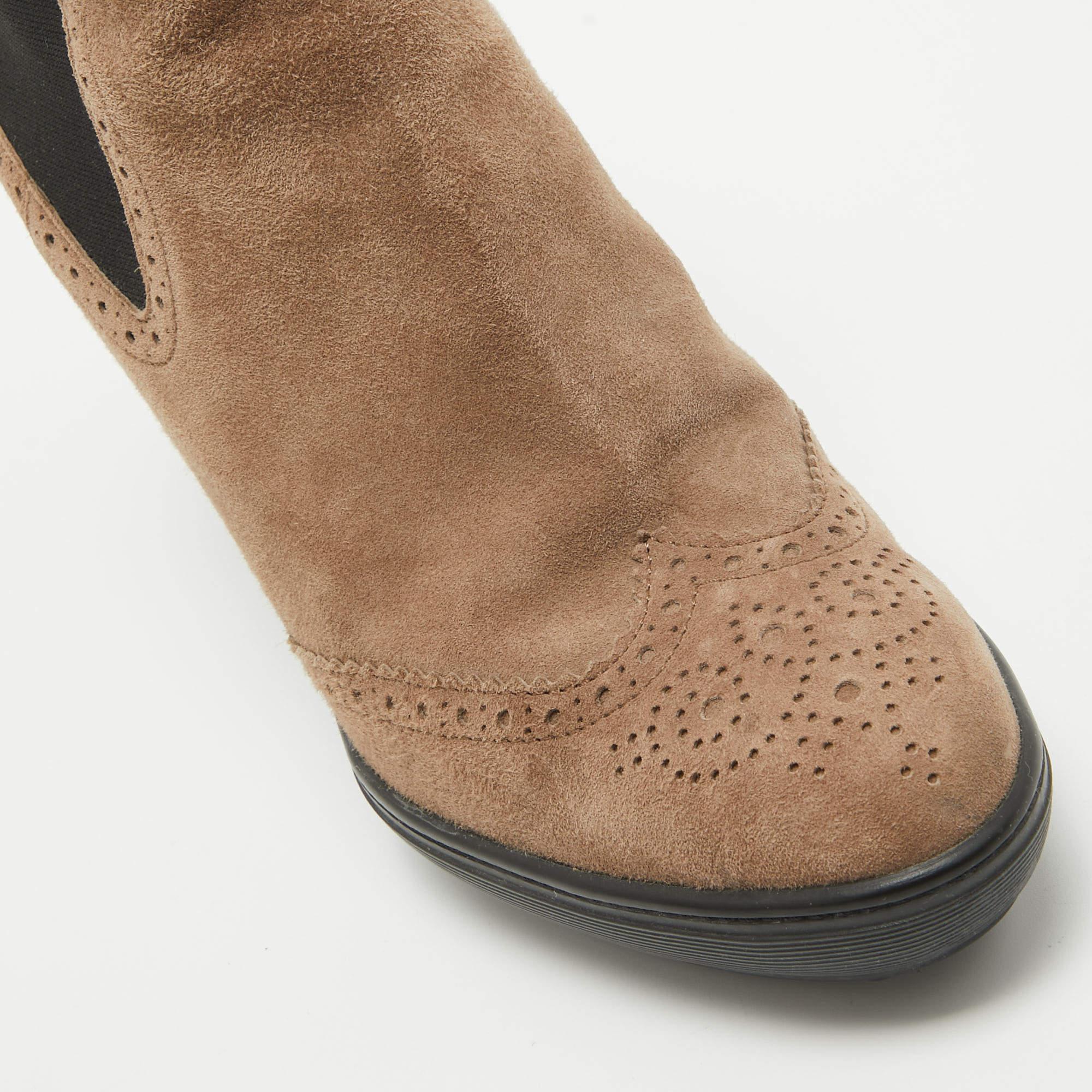 Tod's Braune Wildlederstiefel Größe 41 im Angebot 3