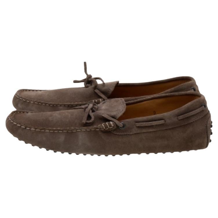 When it comes to loafers created by the House of Tod's, style, comfort, and reliability are guaranteed! These loafers are crafted luxuriously using brown suede, with a tied bow perched on the vamps. Add them to your collection now!