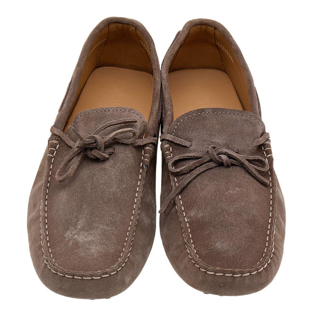 When it comes to loafers created by the House of Tod's, style, comfort, and reliability are guaranteed! These loafers are crafted luxuriously using brown suede, with a tied bow perched on the vamps. Add them to your collection now!

