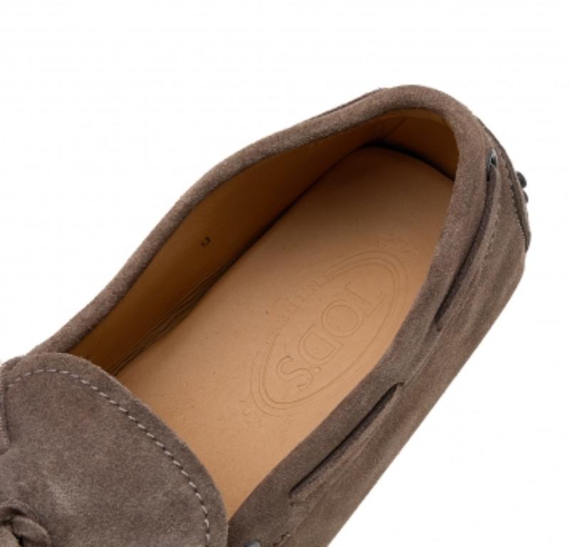 Tod's Brown Suede Bow Slip On Loafers Size 43 In Good Condition For Sale In Dubai, Al Qouz 2