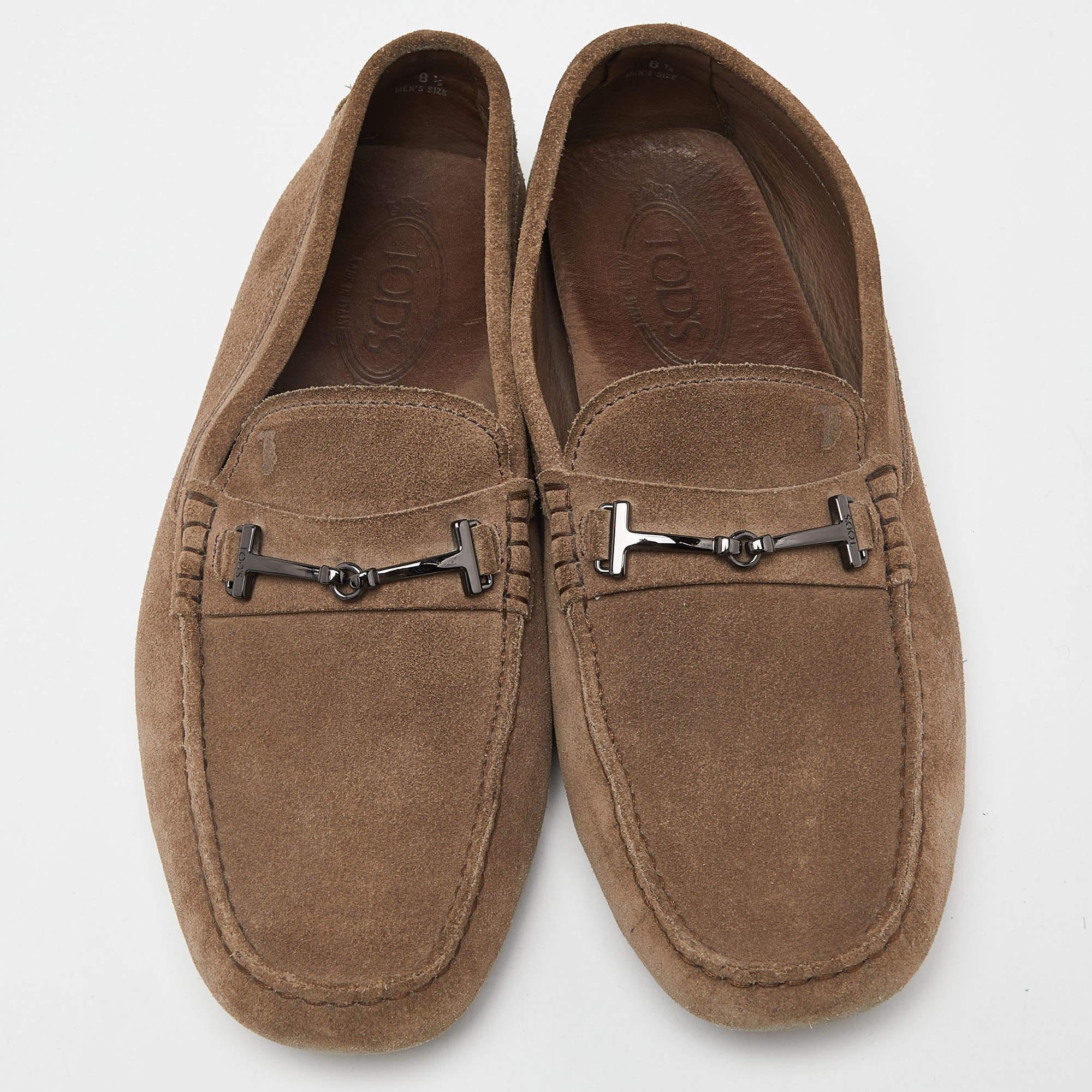 Marrone Mocassini Tod's in pelle scamosciata marrone con dettaglio fibbia misura 42,5 in vendita