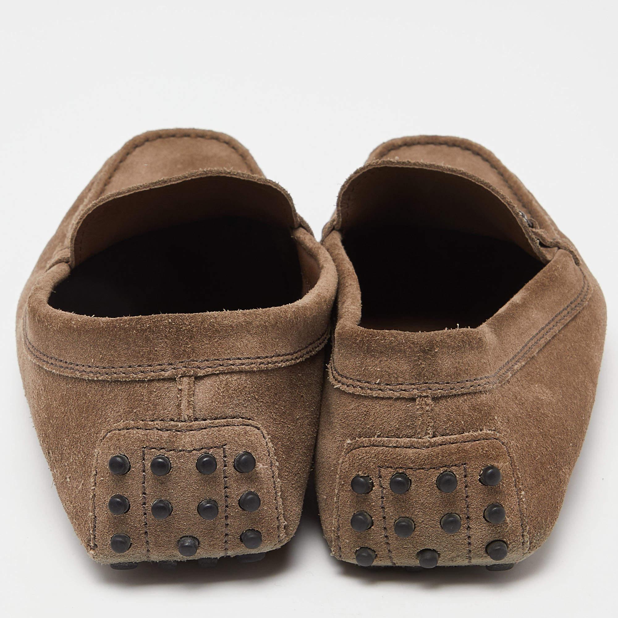 Uomo Mocassini Tod's in pelle scamosciata marrone con dettaglio fibbia misura 42,5 in vendita