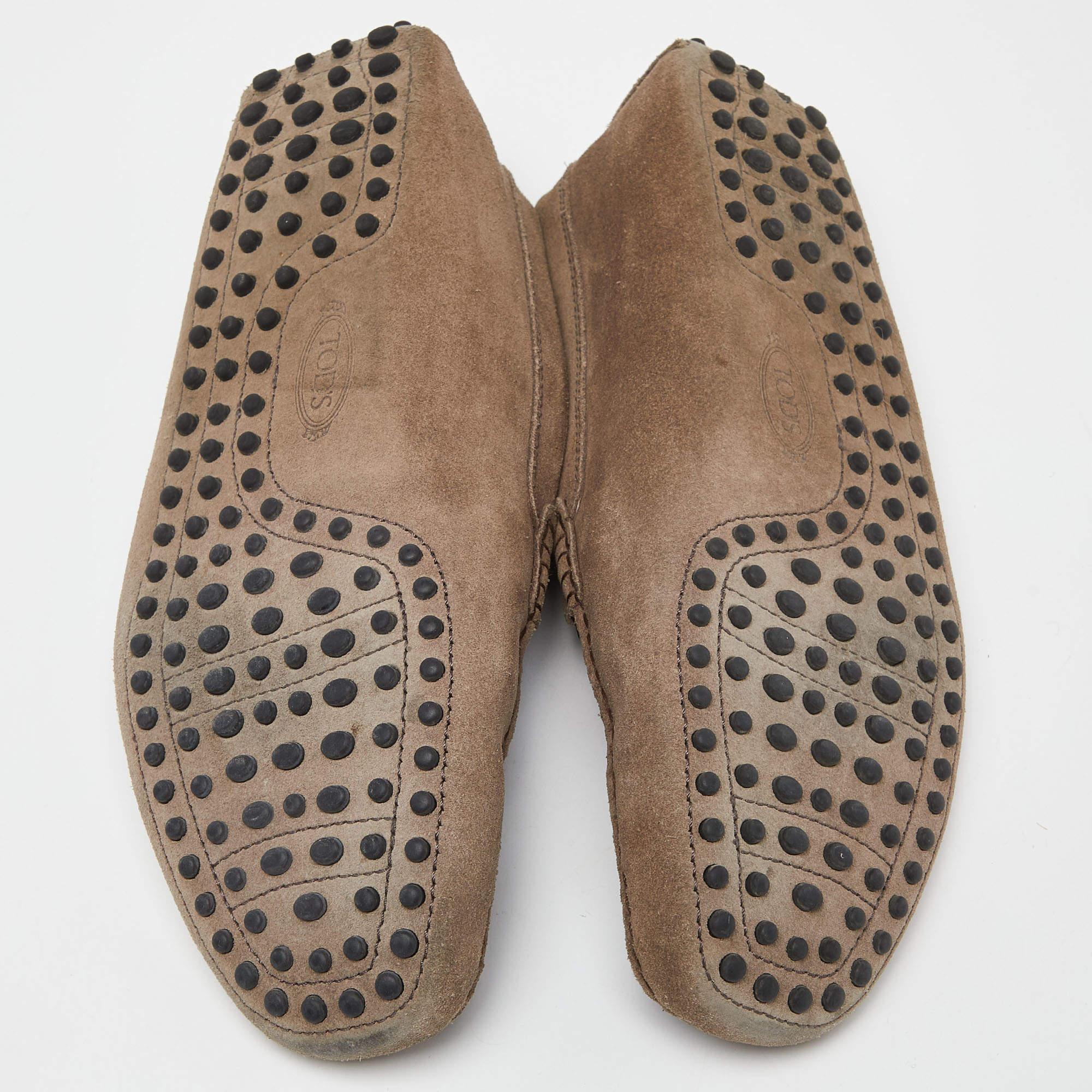 Mocassini Tod's in pelle scamosciata marrone con dettaglio fibbia misura 42,5 in vendita 1
