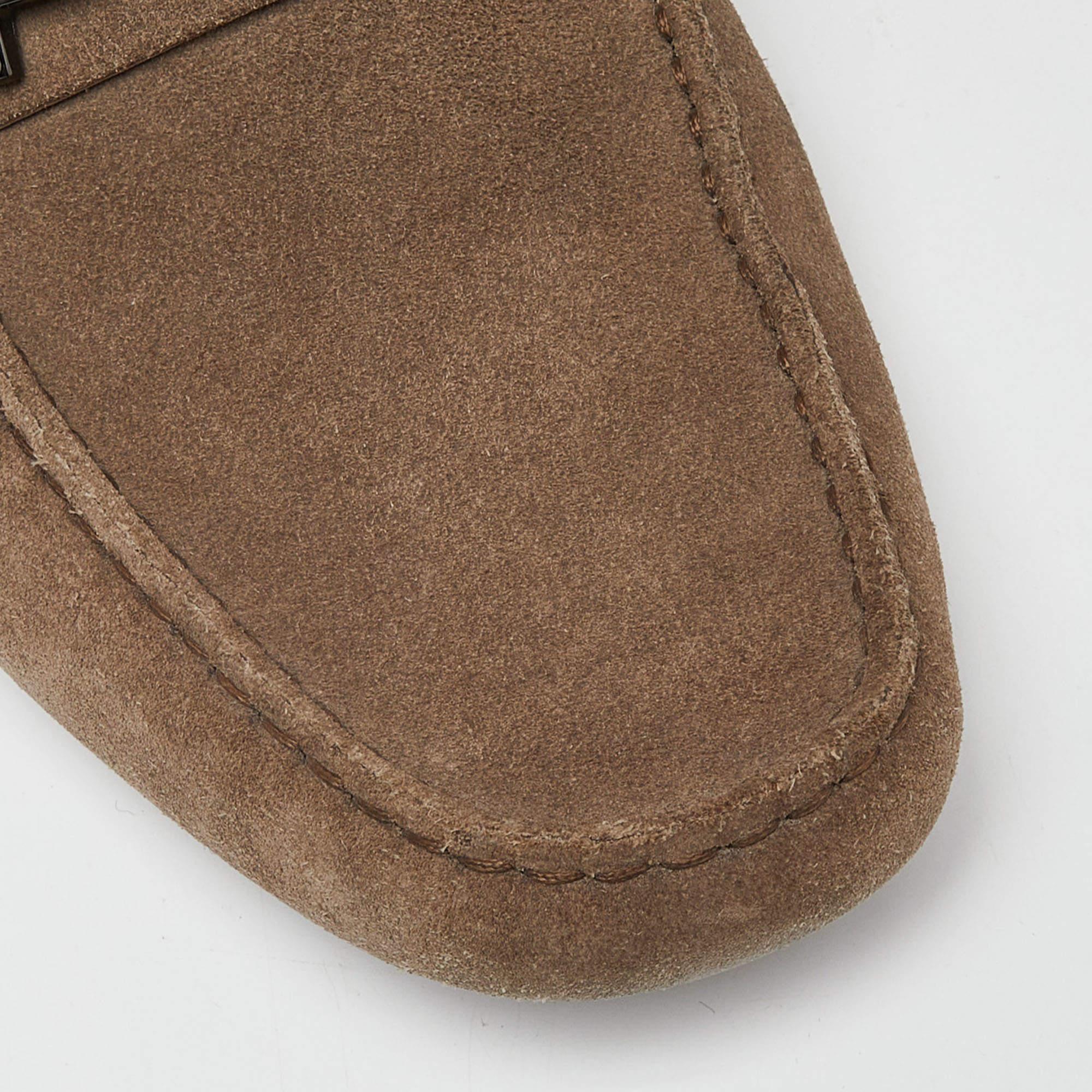 Mocassini Tod's in pelle scamosciata marrone con dettaglio fibbia misura 42,5 in vendita 3