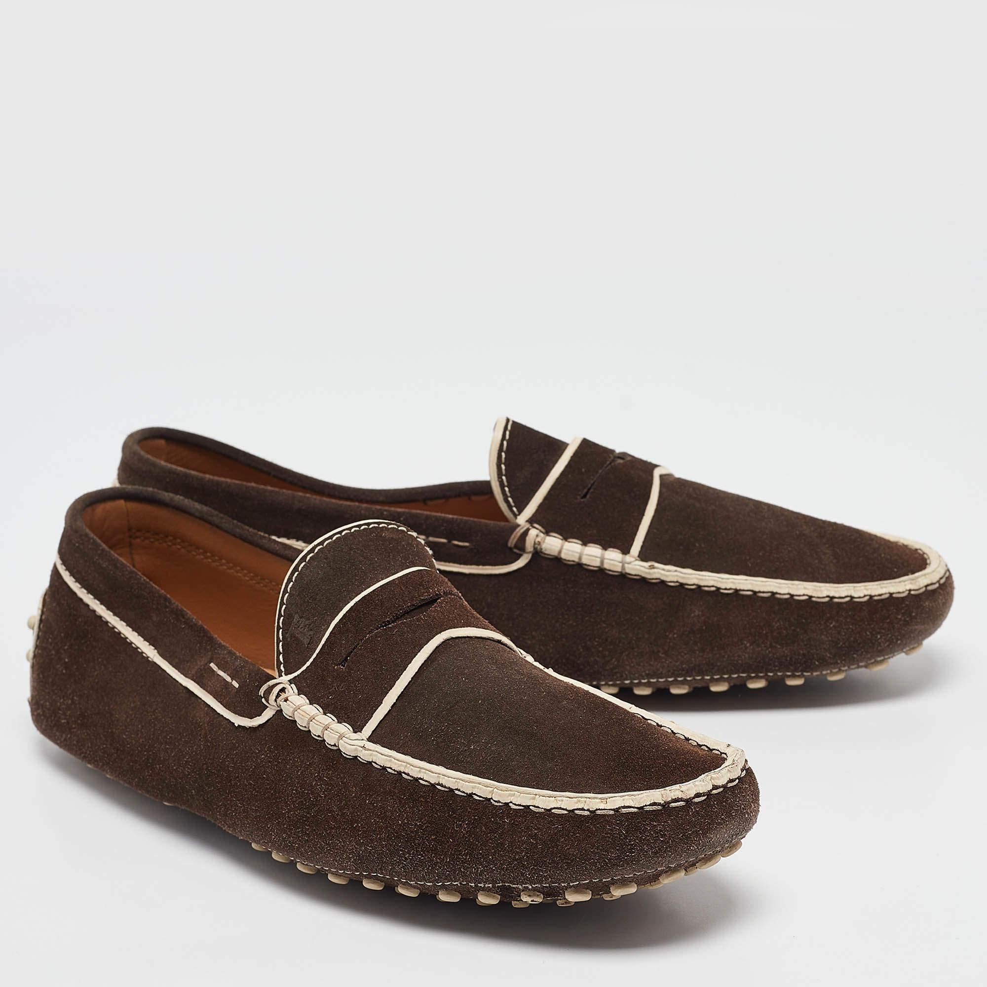 Tod's Brown Suede Gommino Loafers Size 43 In Good Condition For Sale In Dubai, Al Qouz 2