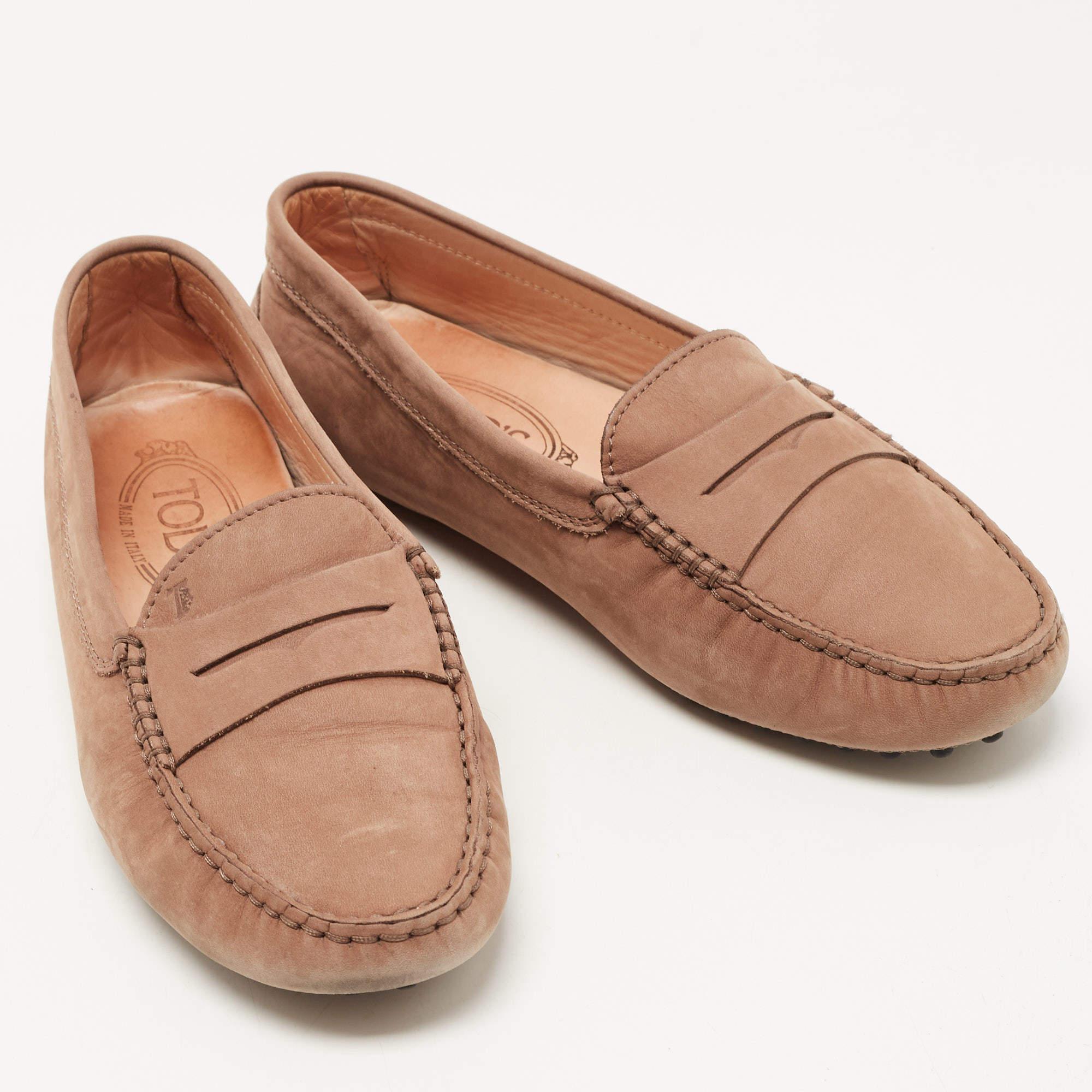 Tod's Gommino Penny Slip On Loafers en daim marron Taille 36.5 Bon état - En vente à Dubai, Al Qouz 2