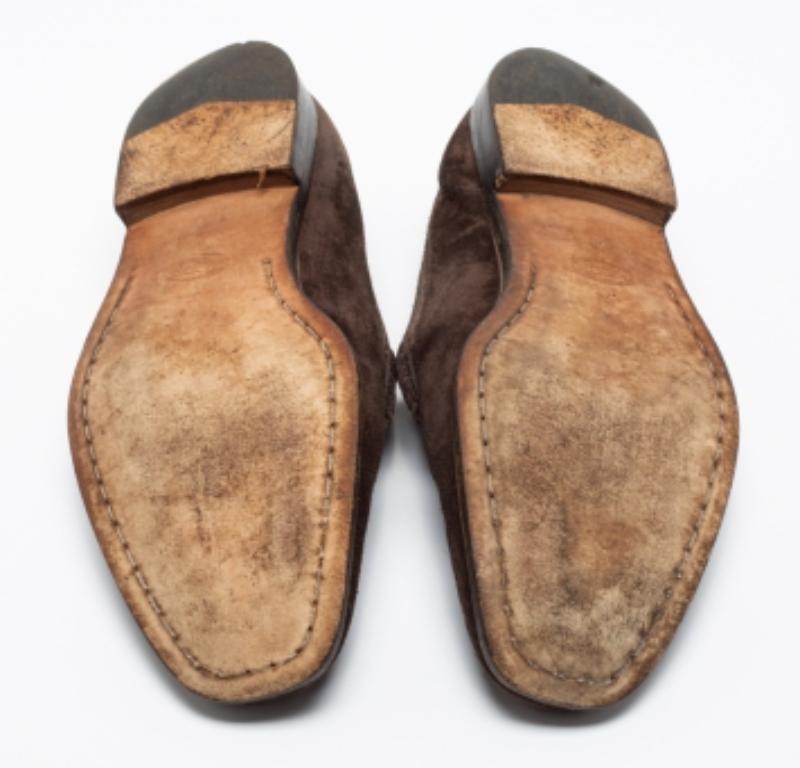 Misez sur cette paire de mocassins Gommino de Tod's pour tous vos looks décontractés. Méticuleusement fabriquées en daim dans une nuance classique de marron, elles présentent un design élégant et des semelles intérieures doublées de cuir. Les