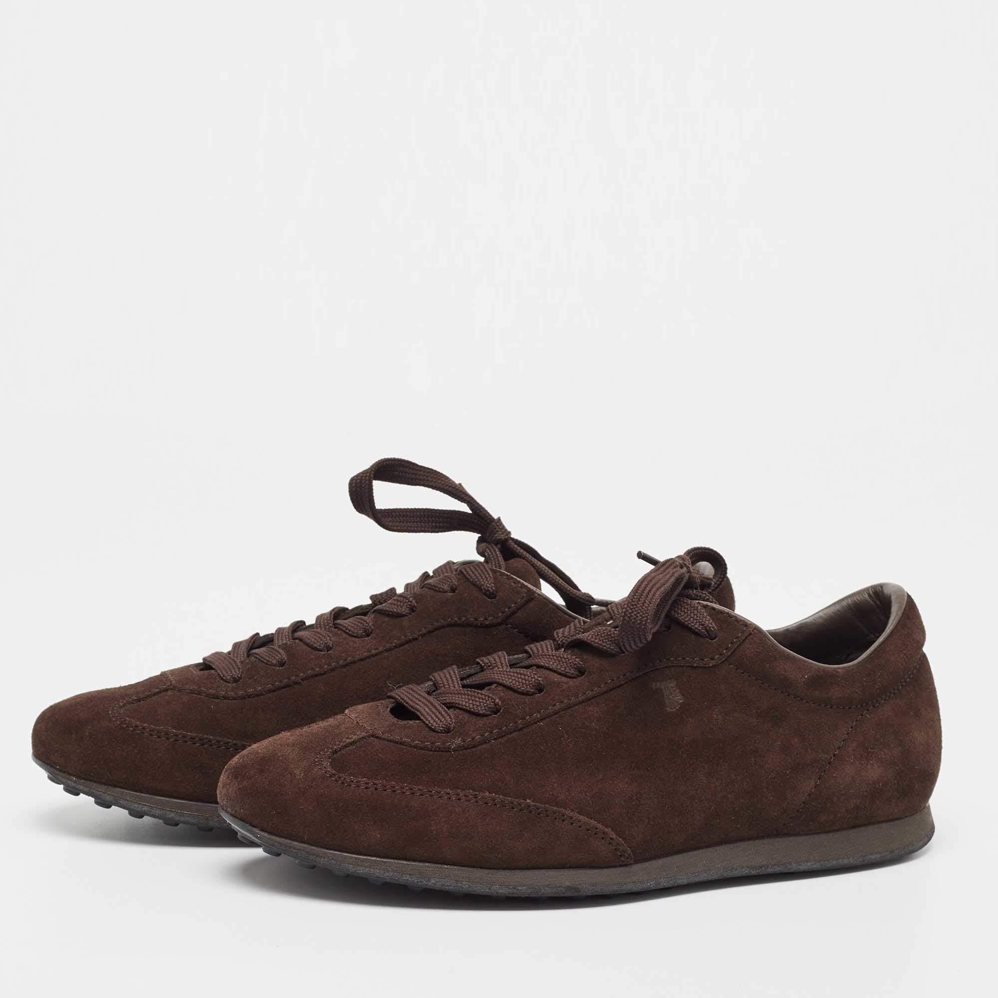 Présentées dans une silhouette classique, ces baskets de créateur sont une combinaison parfaite de luxe, de confort et de style. Ces baskets sont finies avec des détails de signature et des semelles confortables.