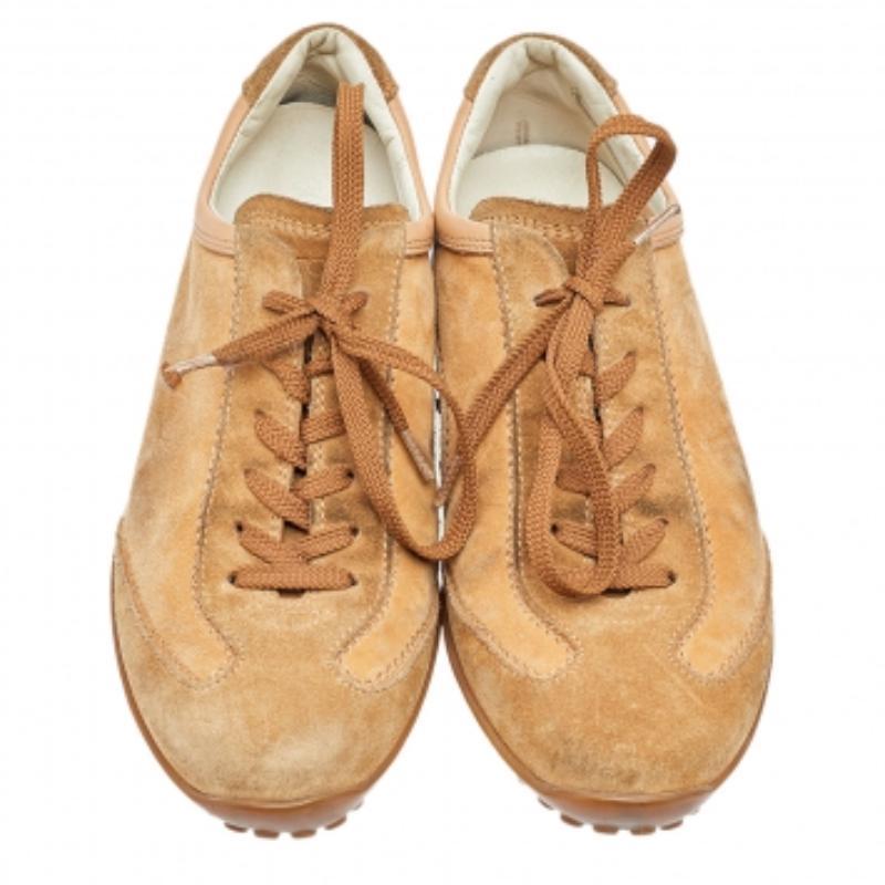 Con una classica silhouette low-top, queste sneakers Tod's sono una combinazione perfetta di lusso, comfort e stile. Sono realizzate in pelle scamosciata in una tonalità marrone. Queste sneakers sono caratterizzate da dettagli con logo, tomaie
