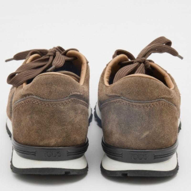 Avec leur silhouette classique, ces baskets de créateur sont une combinaison parfaite de luxe, de confort et de style. Ils sont conçus avec des détails caractéristiques et des semelles intérieures confortables.