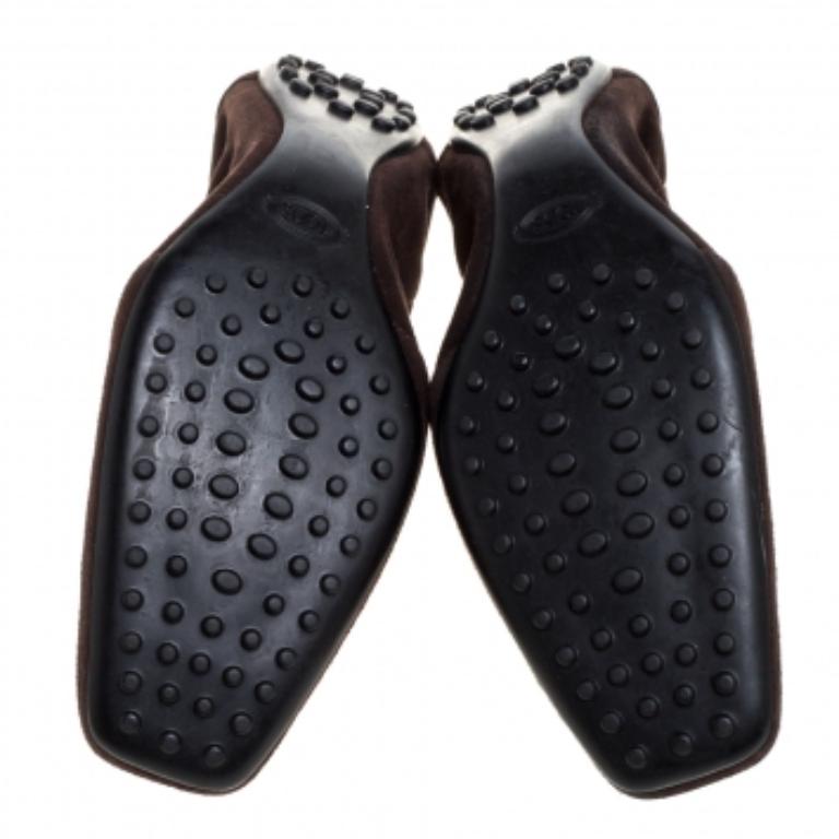 These Tod's ballet flats are elegant and luxe. Crafted from plush suede, they flaunt a lovely shade of brown with bow details on the uppers and a scrunch style to give you a good fit. The pair is complete with pebbled outsoles for maximum comfort.