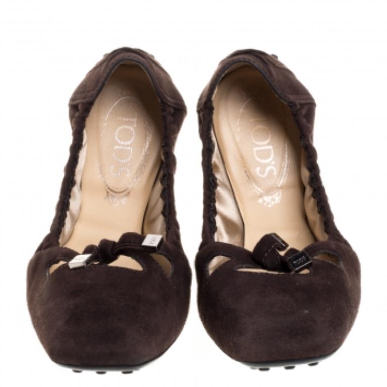 Tod's Brown Suede Scrunch Ballet Flats Size Size 40.5 In Good Condition For Sale In Dubai, Al Qouz 2