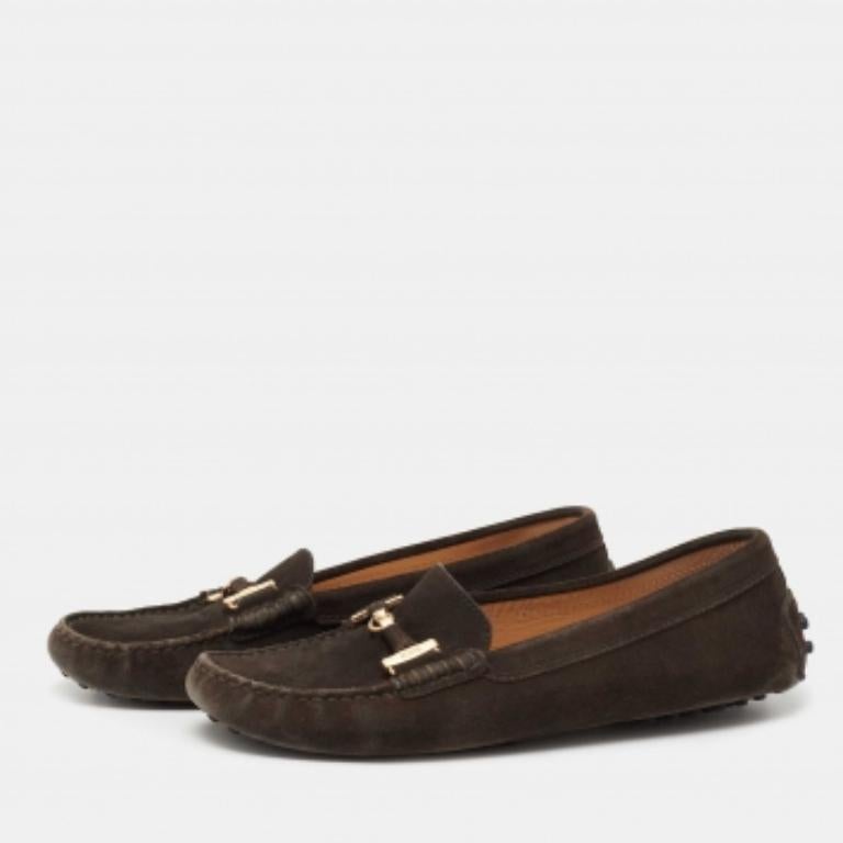 La semelle en caoutchouc de ces mocassins Tod's vous offrira une adhérence optimale lors de vos promenades. Conçue en daim, elle est décorée d'accents dorés sur le dessus et présente des semelles intérieures en cuir.