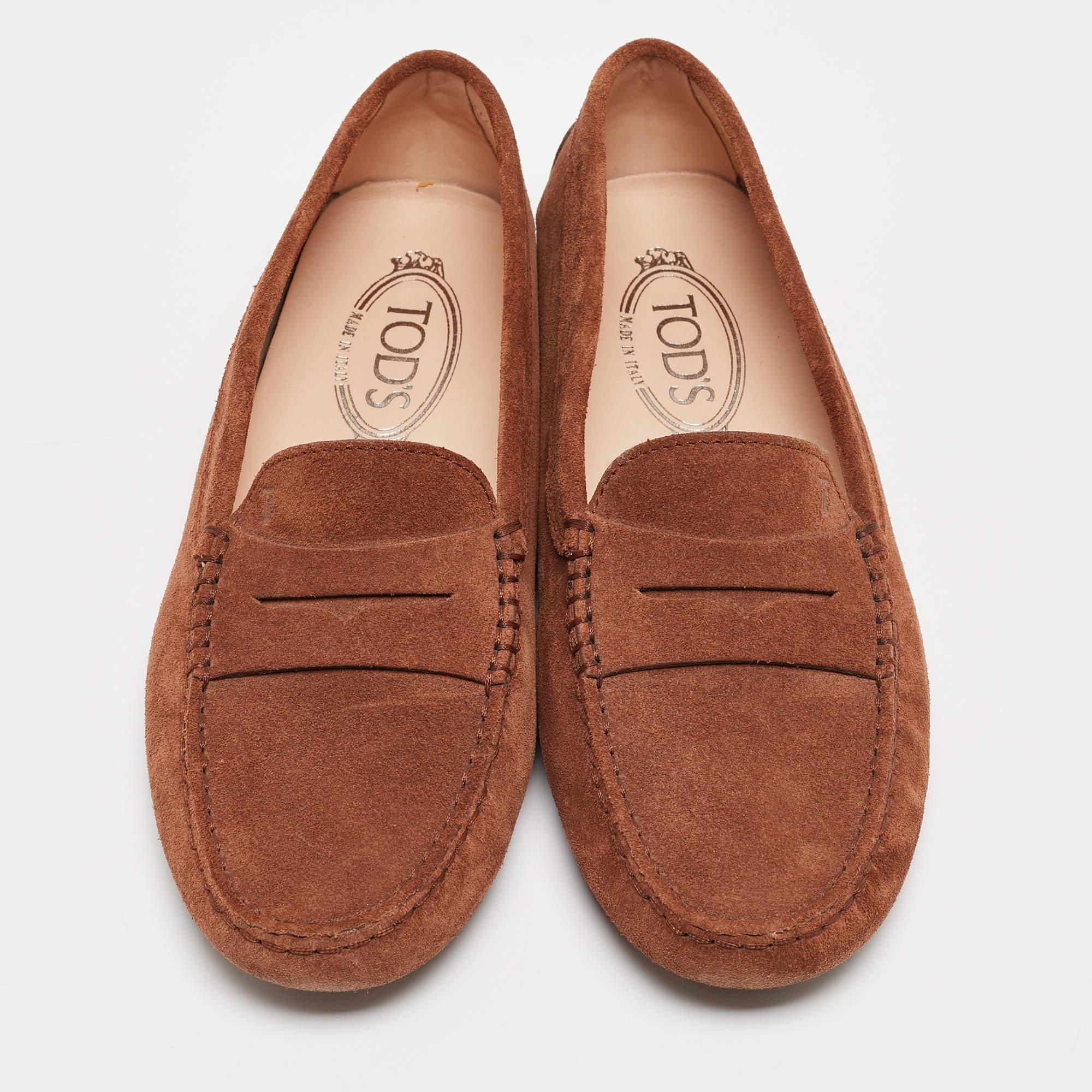 Tod's Brown Suede Slip On Loafers Size 38.5 In Good Condition For Sale In Dubai, Al Qouz 2