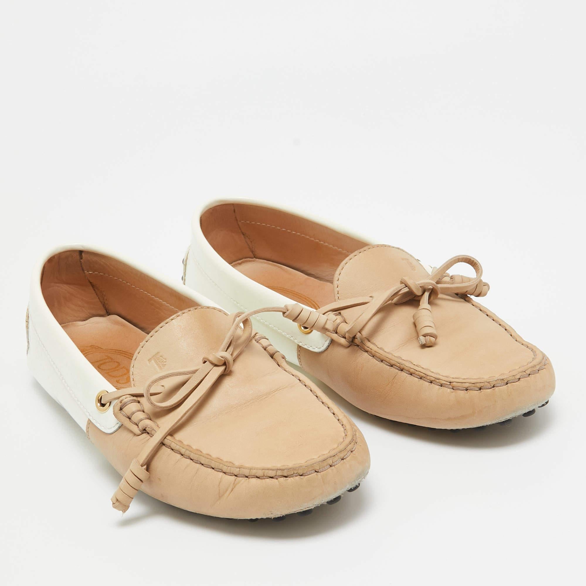Tod's Brown/White Patent and Nubuck Slip On Loafers Size 37.5 In Good Condition For Sale In Dubai, Al Qouz 2