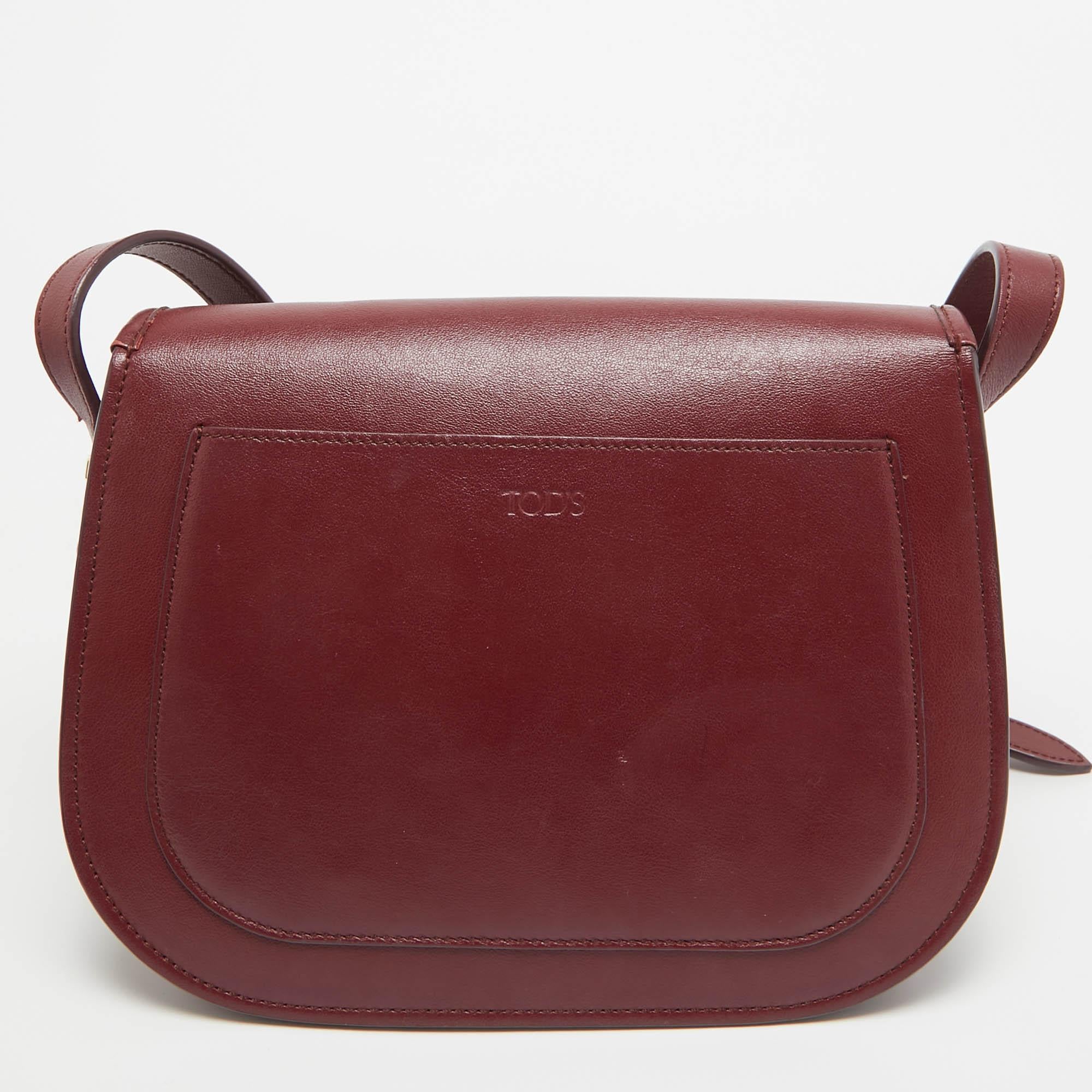 This Tod's crossbody bag is an example of the brand's fine designs that are skillfully crafted to project a classic charm. It is a functional creation with an elevating appeal.

Includes: Original Dustbag

