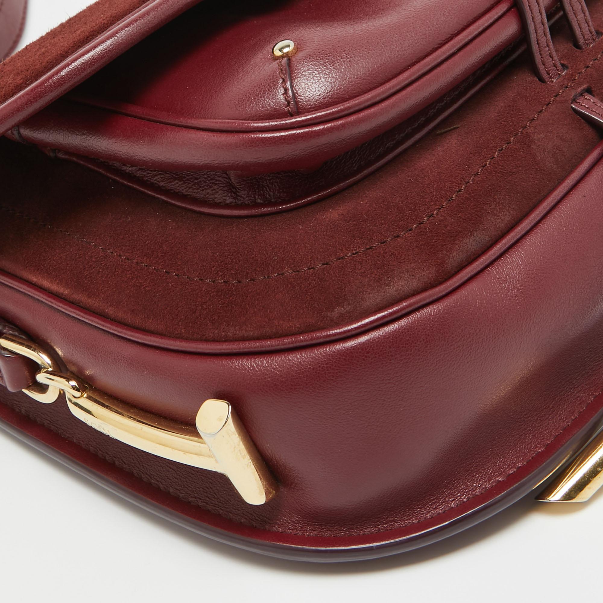 Tod's Burgundy Leather and Suede Toggle Flap Crossbody Bag In Good Condition For Sale In Dubai, Al Qouz 2