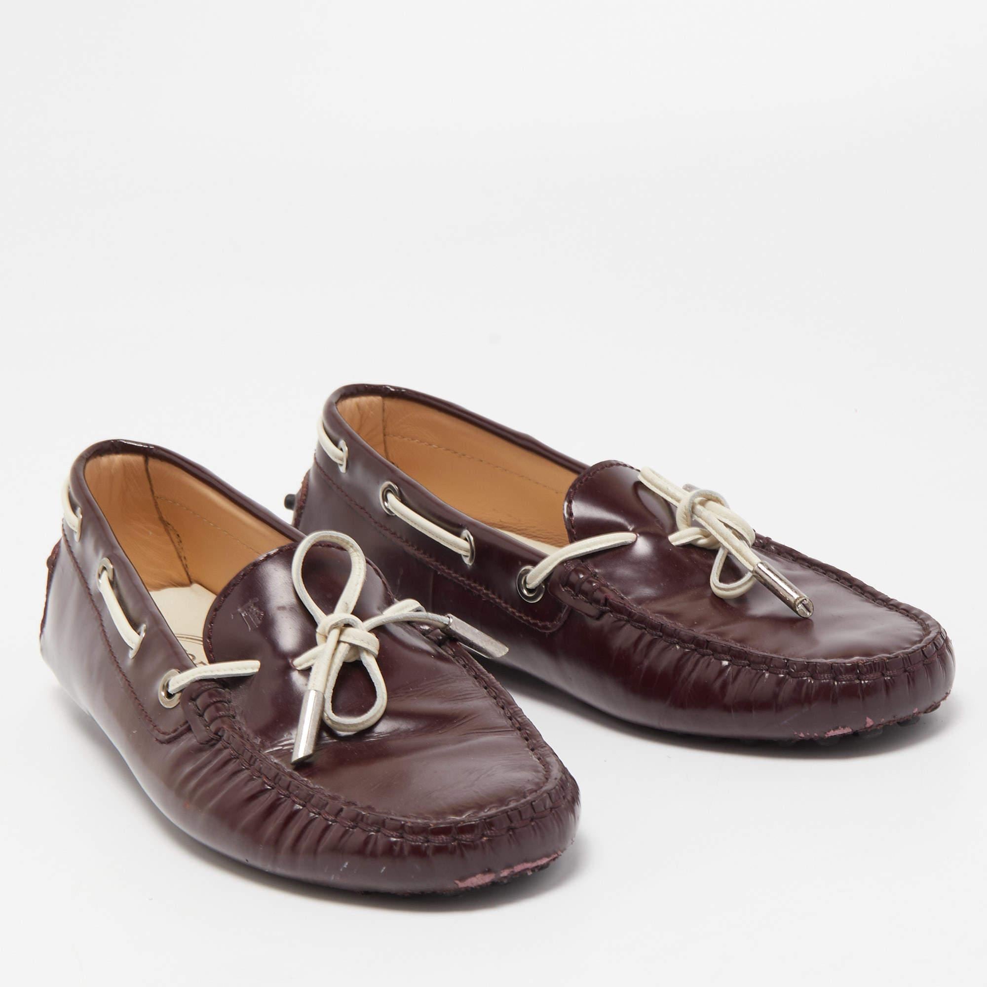 Tod's Burgundy Leather Bow Slip On Loafers Size 36.5 In Good Condition For Sale In Dubai, Al Qouz 2